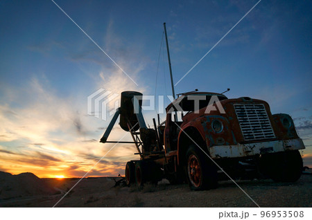 オパールの採掘のためのトラックの廃車 オパールの採掘のためのトラックの廃車 96953508