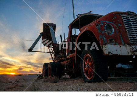 クーバーピディのオパール採掘現場に放置されたトラックの廃車 クーバーピディのオパール採掘現場に放置されたトラックの廃車 96953511