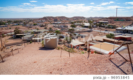 オパールの都、クーバーペディの街並み オパールの都、クーバーペディの街並み 96953845