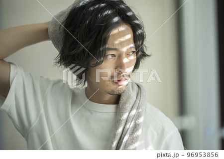 タオルで髪を拭く30代前半の男性　 96953856