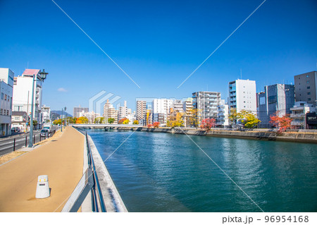 緑大橋西詰から上流域を展望しています。天満川流域の美しさをどうぞ。広島県 96954168