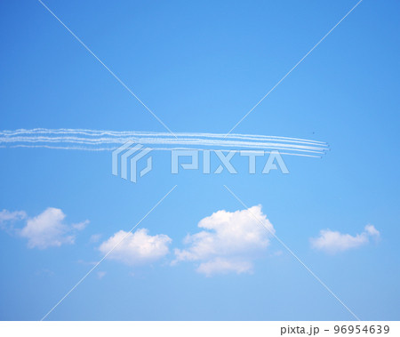 ブルーインパルスと青空と雲 ブルーインパルスと青空と雲 96954639