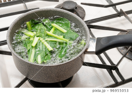 小松菜を茹でるカット 96955053