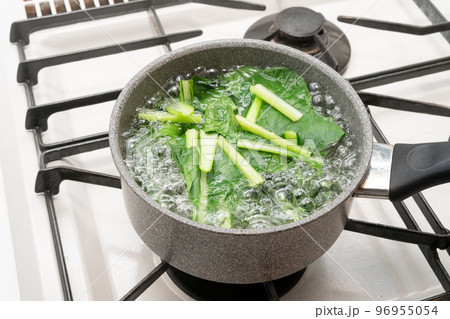 小松菜を茹でるカット 96955054