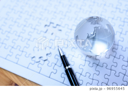 ジグソーパズルの上の地球儀　ラストピース　寒色 96955645