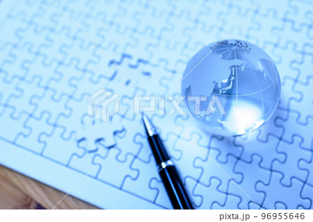 ジグソーパズルの上の地球儀　ラストピース　青色 96955646