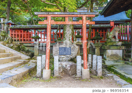 手向山八幡宮 菅公腰掛石 手向山八幡宮 菅公腰掛石 96956354