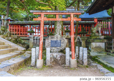 手向山八幡宮　菅公腰掛石 96956355