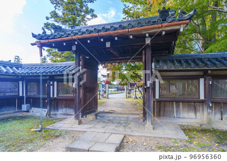 手向山八幡宮　門（奈良県奈良市） 96956360