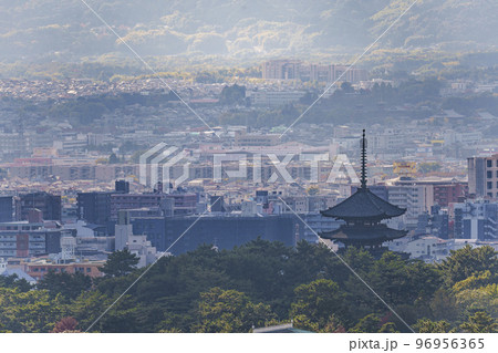 若草山から見る興福寺 五重塔と奈良の町並み 96956365