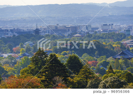 若草山から見る興福寺 五重塔と奈良の町並み 96956366