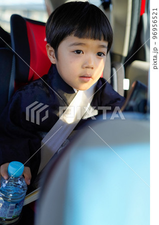 七五三のお宮参りに車で向かう途中、やや緊張した表情の5歳男児 96956521