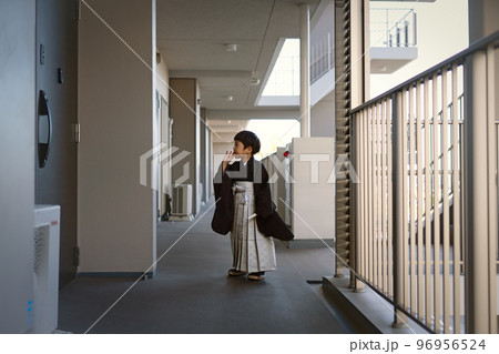 七五三のお宮参りに向かうために、マンションの廊下でエレベーターを待っている5歳男児 七五三のお宮参りに向かうために、マンションの廊下でエレベーターを待っている5歳男児 96956524