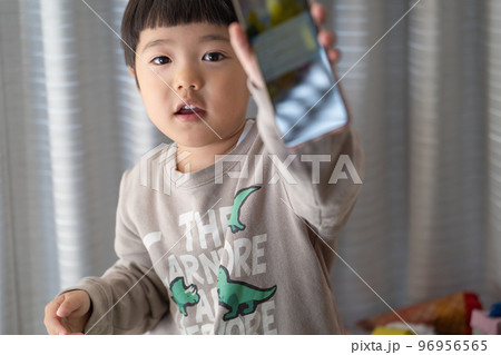 スマホの画面を「見て見て〜」と見せてくる5歳男児 96956565