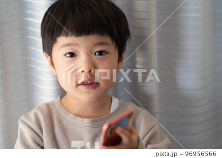 家のりんビングで、スマホ片手に話しかけてくる5歳男児 家のりんビングで、スマホ片手に話しかけてくる5歳男児 96956566