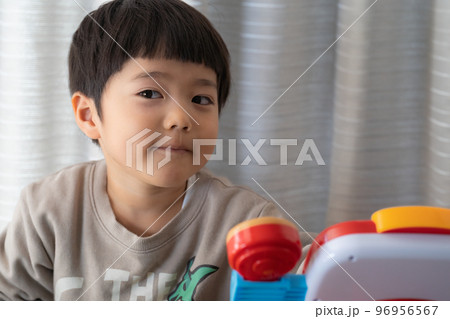 おもちゃを前にご満悦の表情の5歳男児 96956567