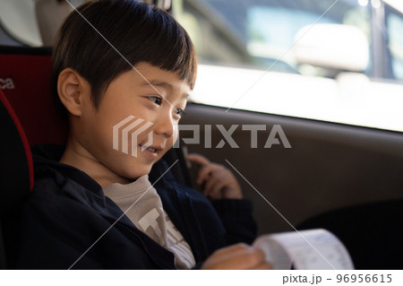 車に乗ってお出かけでご満悦な5歳男児 96956615