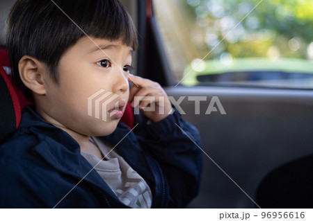 車に乗ってお出かけ中、真剣な眼差しで進行方向を見ている5歳男児 96956616