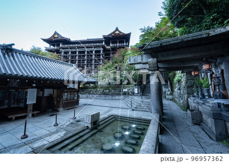 朝活古都京都　清水寺音羽の滝と清水の舞台 96957362