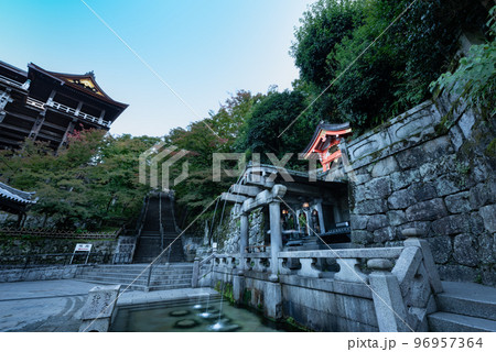朝活古都京都　清水寺音羽の滝と清水の舞台 96957364