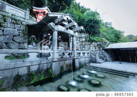 朝活古都京都　清水寺音羽の滝 96957365