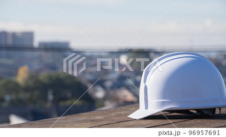 ヘルメットと街並み|建設業・製造業イメージ ヘルメットと街並み|建設業・製造業イメージ 96957691