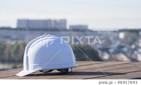 ヘルメットと街並み|建設業・製造業イメージ ヘルメットと街並み|建設業・製造業イメージ 96957693