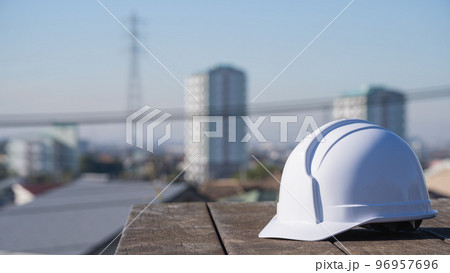 ヘルメットと街並み|建設業・製造業イメージ ヘルメットと街並み|建設業・製造業イメージ 96957696
