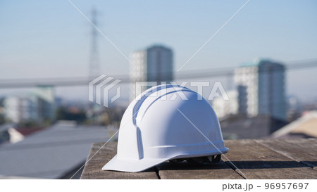 ヘルメットと街並み|建設業・製造業イメージ ヘルメットと街並み|建設業・製造業イメージ 96957697
