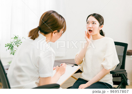 病院・整骨院・整体院であごの痛みで悩む患者を診察・問診・カウンセリングする女性医師・看護師 病院・整骨院・整体院であごの痛みで悩む患者を診察・問診・カウンセリングする女性医師・看護師 96957807