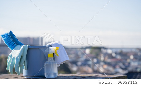 掃除道具と町並み 掃除道具と町並み 96958115