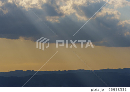 若草山三重目から見る景色　雲の隙間から光芒がさす 96958531