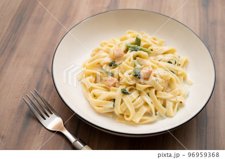 サーモンとほうれん草のクリームパスタ 96959368