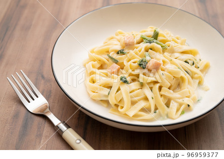 サーモンとほうれん草のクリームパスタ 96959377