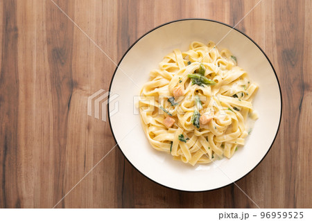 サーモンとほうれん草のクリームパスタ 96959525