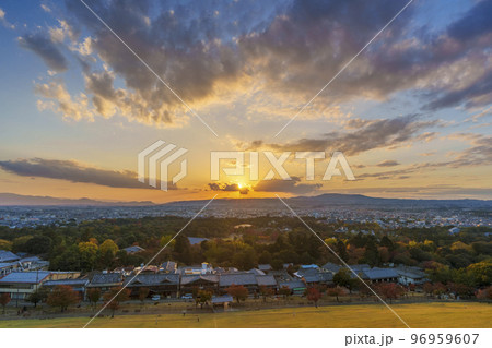 若草山から見る奈良公園と奈良市街の夕景 96959607