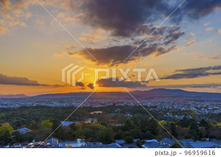 若草山から見る奈良公園と奈良市街の夕景 若草山から見る奈良公園と奈良市街の夕景 96959616