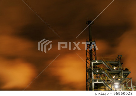 川崎の工場夜景 フレアスタック現象によって赤く染まる空【神奈川県・川崎市】 川崎の工場夜景 フレアスタック現象によって赤く染まる空【神奈川県・川崎市】 96960028