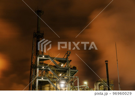 川崎の工場夜景　フレアスタック現象によって赤く染まる空【神奈川県・川崎市】 96960029