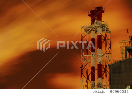 川崎の工場夜景 フレアスタック現象によって赤く染まる空【神奈川県・川崎市】 川崎の工場夜景 フレアスタック現象によって赤く染まる空【神奈川県・川崎市】 96960035