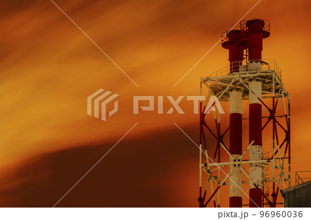 川崎の工場夜景 フレアスタック現象によって赤く染まる空【神奈川県・川崎市】 川崎の工場夜景 フレアスタック現象によって赤く染まる空【神奈川県・川崎市】 96960036