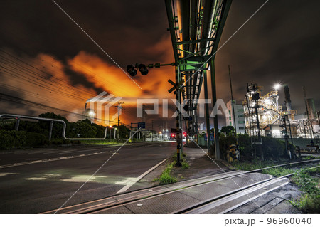 川崎・千鳥町の工場夜景 フレアスタック現象によって赤く染まる空【神奈川県・川崎市】 川崎・千鳥町の工場夜景 フレアスタック現象によって赤く染まる空【神奈川県・川崎市】 96960040
