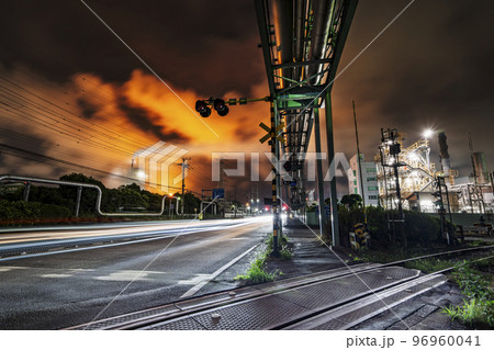 川崎・千鳥町の工場夜景 フレアスタック現象によって赤く染まる空【神奈川県・川崎市】 川崎・千鳥町の工場夜景 フレアスタック現象によって赤く染まる空【神奈川県・川崎市】 96960041