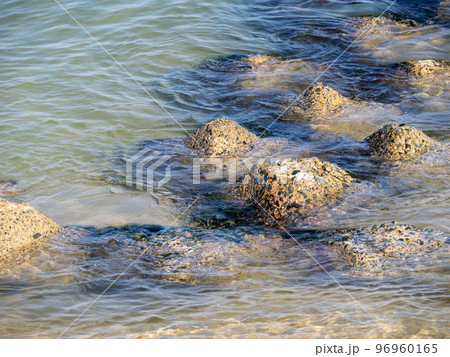 穏やかな海岸。 穏やかな海岸。 96960165