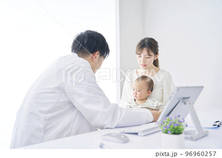 検診を受ける赤ちゃん 96960257
