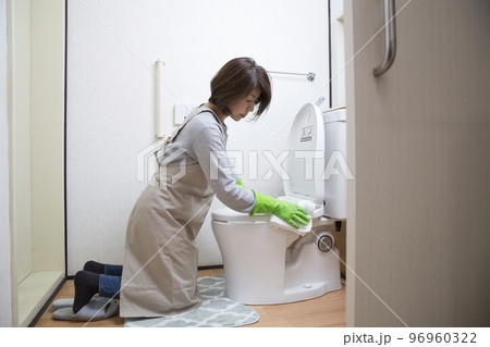 トイレ掃除をするミドルの日本人主婦 96960322