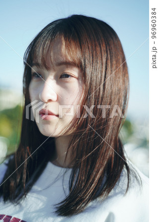 屋上にいる女性 屋上にいる女性 96960384