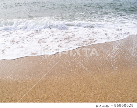 砂浜の波打ち際。 96960629