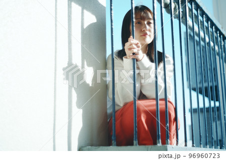 屋上にいる女性 96960723