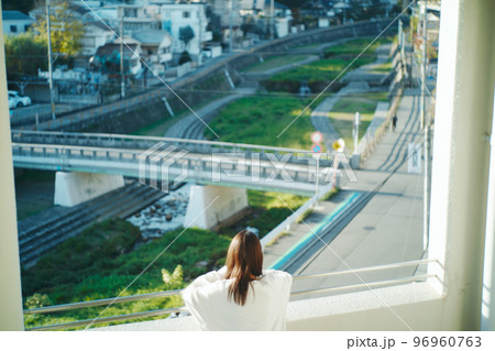 景色を眺める女性の写真素材 [96960763] - PIXTA